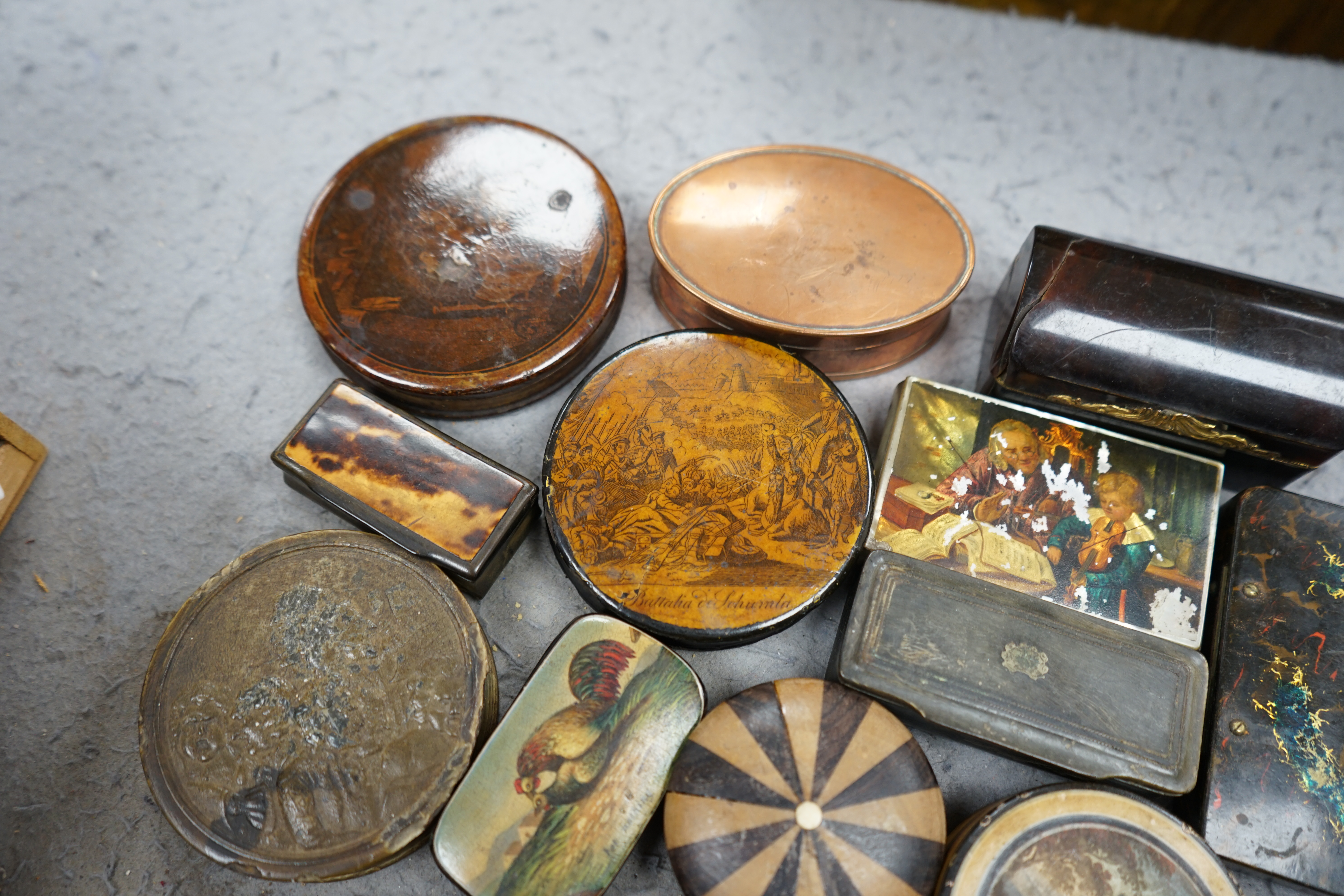 Assorted 18th / 19th century treen, tortoiseshell, horn and metalware snuff boxes, horn box 8cm diameter (14). Condition - most damage due to use